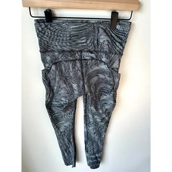 Lululemon Fast & Free Tight 25" *Non-Reflective Nulux Size 4 - Picture 7 of 8